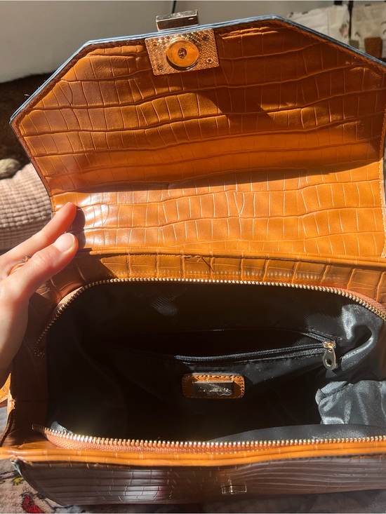 ✨ Timeless luxury in rich cognac croc ✨ Vintage Longchamp  Cognac Croc-Embossed Top Handle Satchel